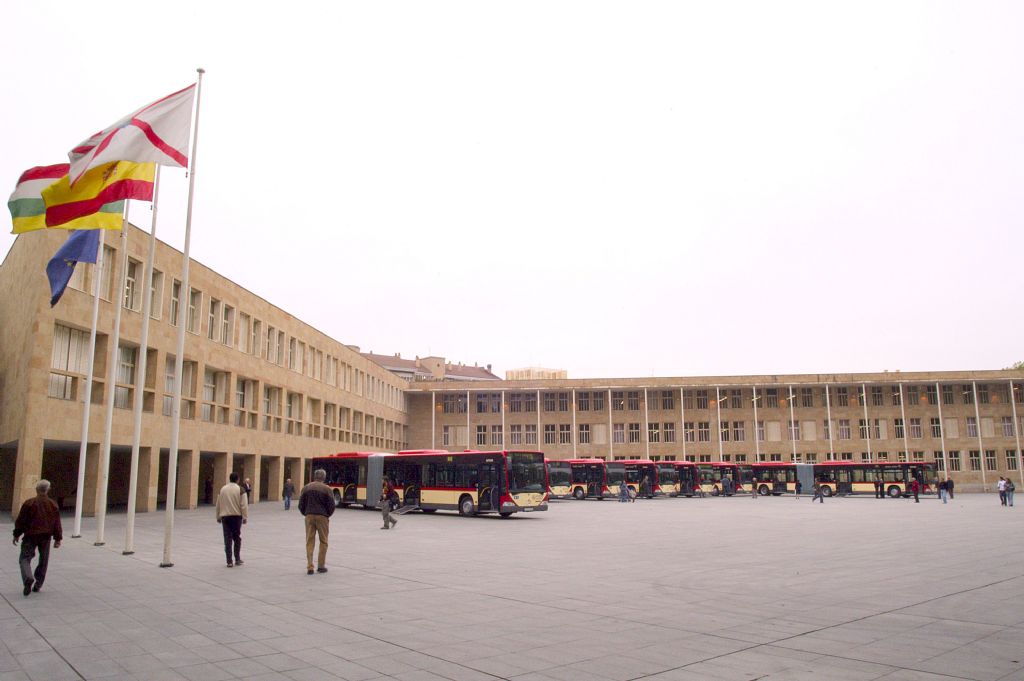 Imagen presentacin buses urbanos frente Ayuntamiento de Logroo